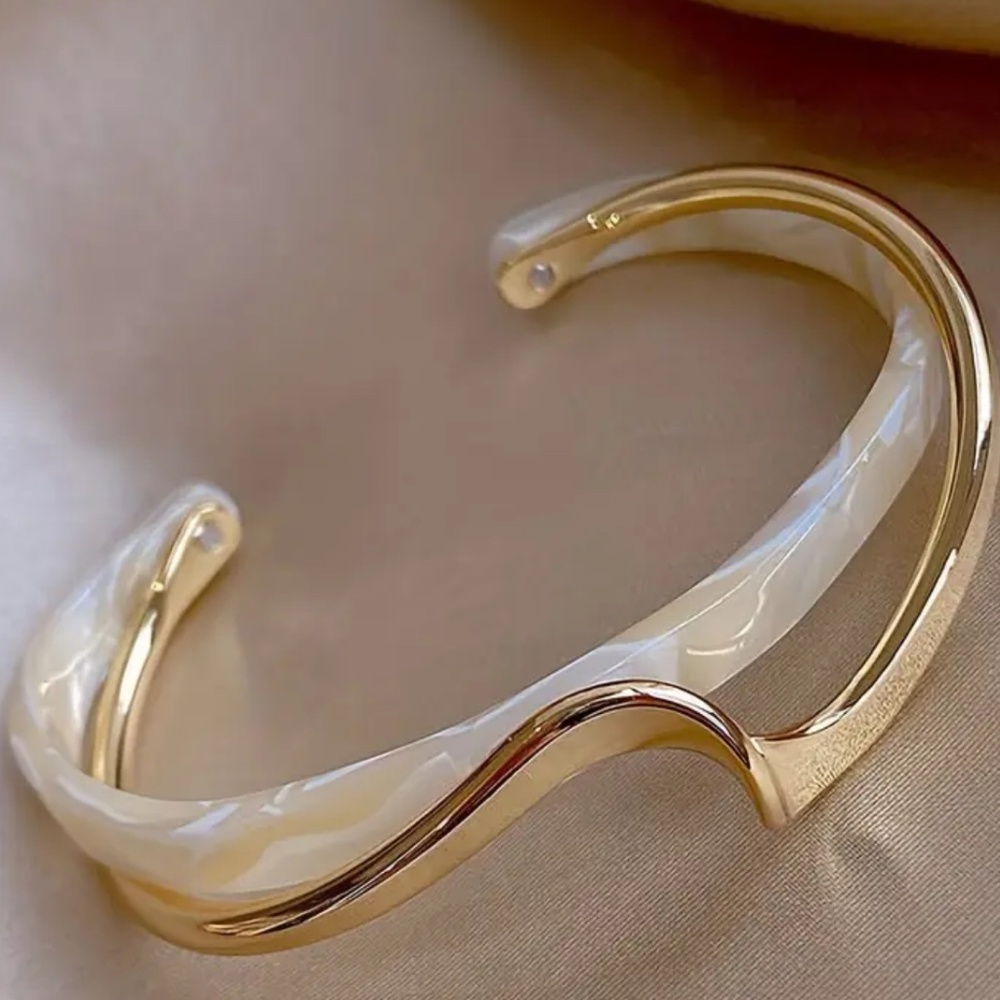 Wavy gold bracelet
